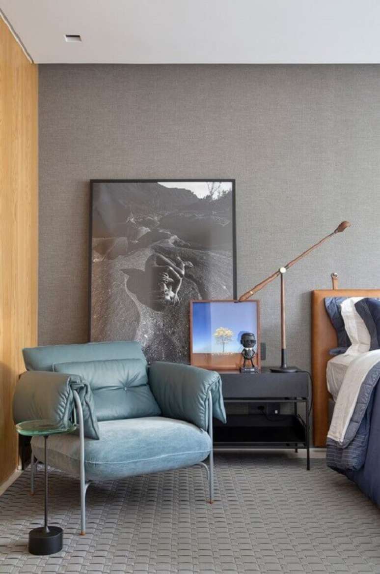 73. Poltrona decorativa para quarto de casal cinza moderno com cabeceira estofada marrom – Foto: Casa de Valentina