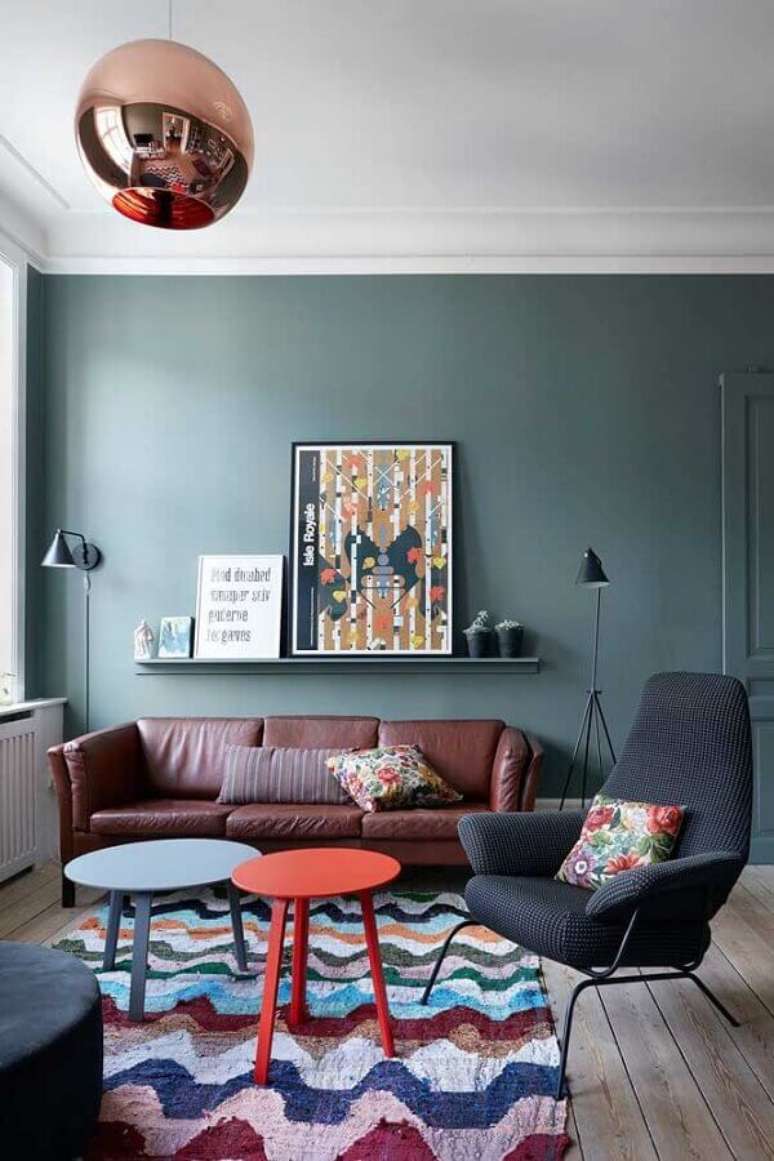 77. Poltrona decorativa preta para sala com tapete colorida – Foto: Houzz