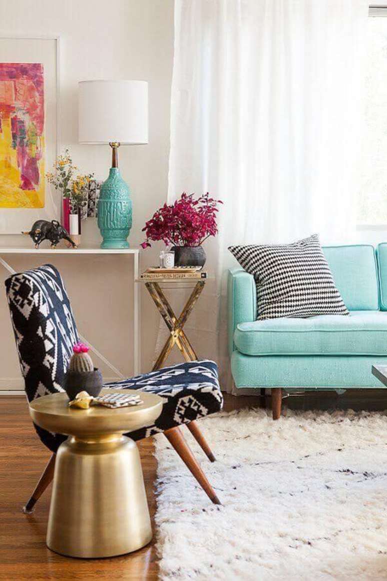 78. Sala de estar com poltrona decorativa estampada e sofá azul claro – Foto: HomeInCube