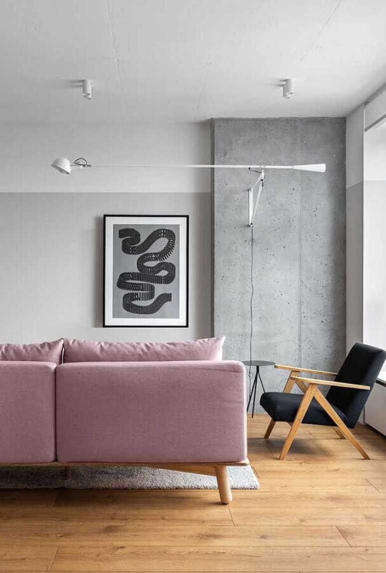 80. Sala simples decorada com sofá rosa e poltrona decorativa preta de madeira – Foto: Archilovers