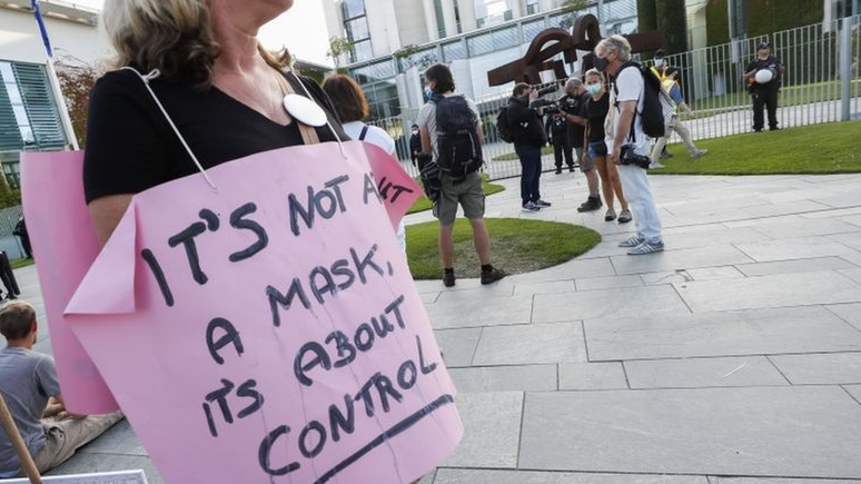 'Não é sobre a máscara, é sobre controle', diz cartaz de manifestante na Alemanha no último dia 1, em que pessoas se reuniram para protestar contra medidas regulatórias da pandemia