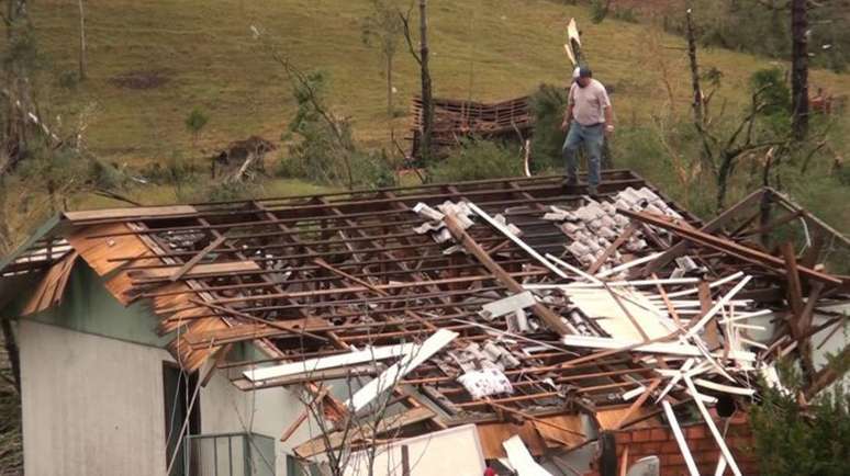 Tornados destelharam casas na cidade de Água Doce, em SC