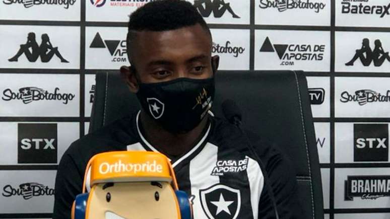 'Vou me dedicar para dar o melhor para a equipe', declarou Kalou (Divulgação Twitter/Botafogo)