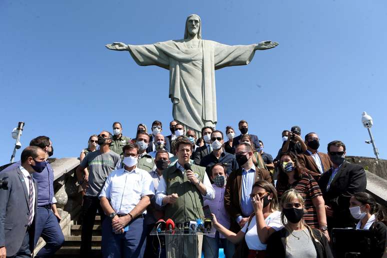 O Ministro do Meio Ambiente, Ricardo Salles (c/ de colete verde) fala com a imprensa no platô do Cristo Redentor, na zona sul do Rio de Janeiro, neste sábado, 15 de agosto de 2020. &#034;(Esta cerimônia) simboliza a reabertura do Brasil ao turismo, ao desenvolvimento, ao cuidado ambiental, a toda preocupação social que o presidente tem tido desde o início&#034;, declarou Salles, em evento restrito a convidados e autoridades. 