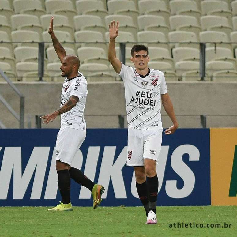 Léo Cittadini e Jonathan, do Athletico (Foto: Reprodução)