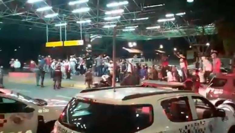 Torcedores do São Paulo protestam no aeroporto de Guarulhos