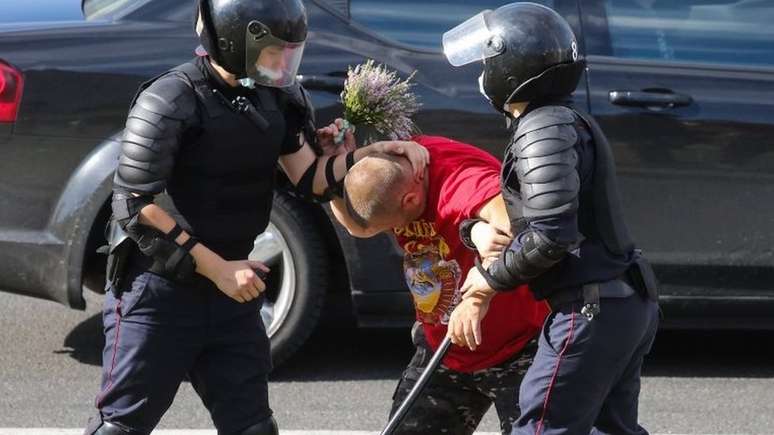 Policiais estão sendo acusados de violência contra manifestantes