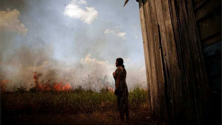 Moradora observa queimada perto de sua casa em Porto Velho, Rondônia; vice-presidente diz que incêndios florestais vistos atualmente na Amazônia são em áreas já desmatadas anteriormente