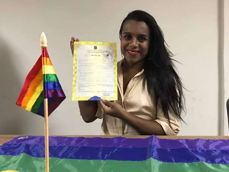 Robeyoncé Lima, advogada e ativista da causa LGBT, é a primeira transexual que altera seu nome no cartório