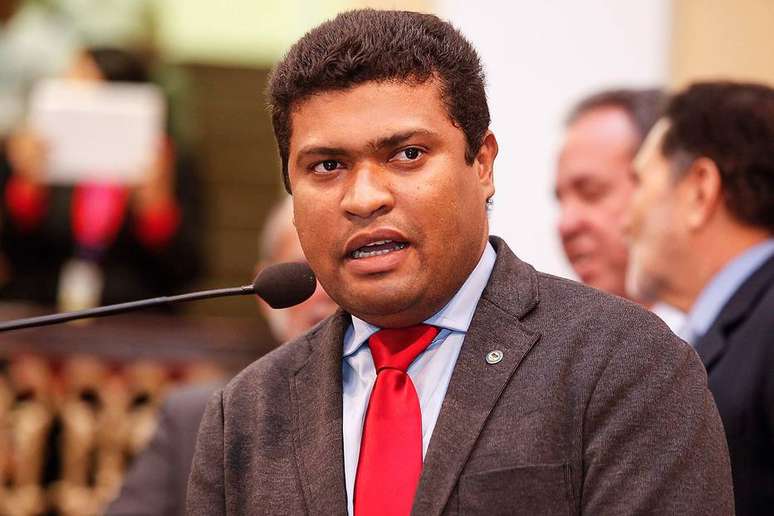 O deputado estadual Joel da Harpa (PP), um dos representantes da bancada religiosa da ALEPE, esteve no último domingo, 16, na frente do Cisam. 