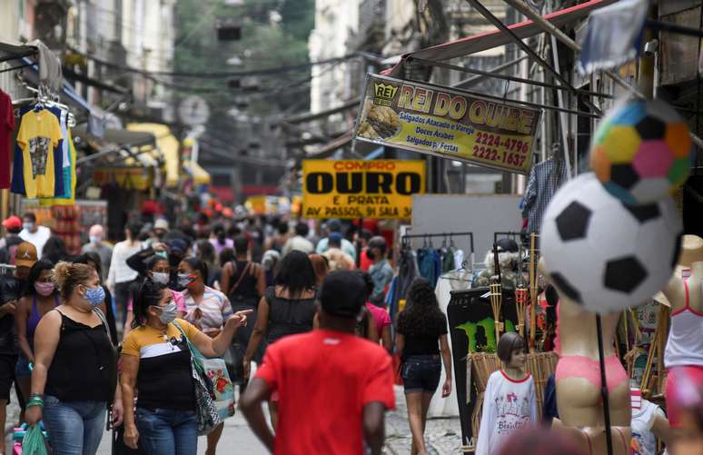 Pessoas caminham em rua de comércio popular no centro do Rio de Janeiro em meio à pandemia de Covid-19, que volta a ter números altos em agosto
29/06/2020 REUTERS/Lucas Landau