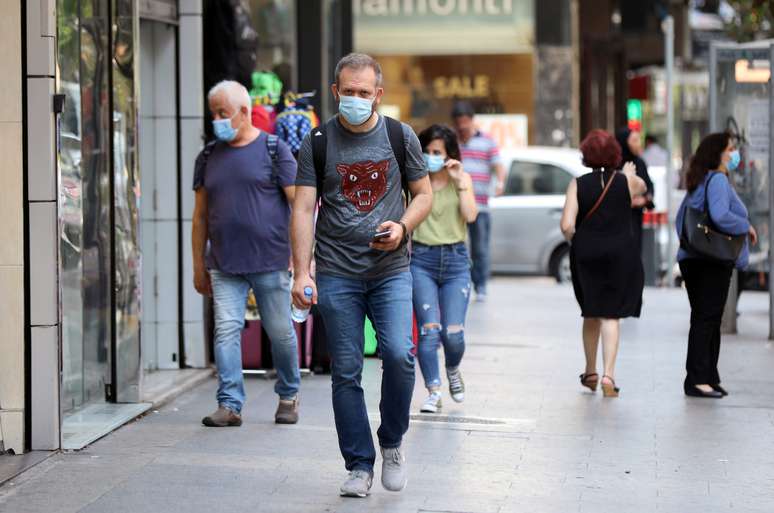 Pessoas caminham com máscara de proteção em Beirute
28/07/2020 REUTERS/Mohamed Azakir