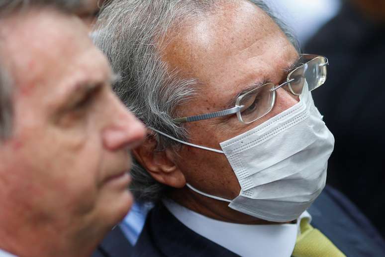 Ministro da Economia, Paulo Guedes, ao lado do presidente Jair Bolsonaro 
07/05/2020
REUTERS/Adriano Machado