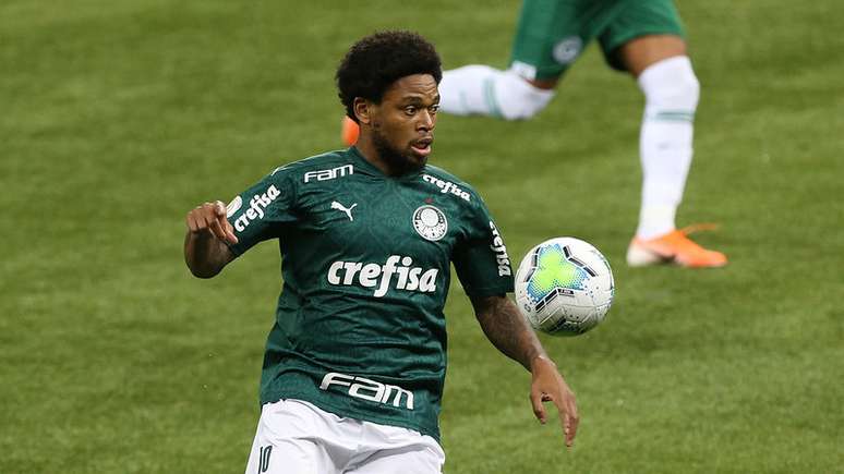 Luiz Adriano na partida contra o Goiás (Foto: Divulgação/Cesar Greco)