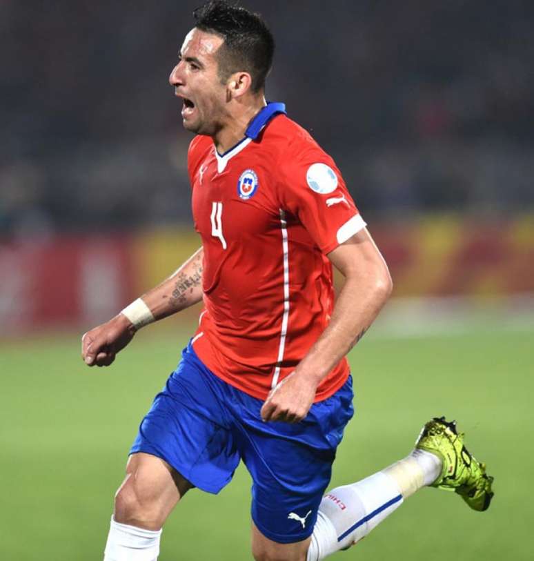 Mauricio Isla é anunciado em novo clube na América do Sul