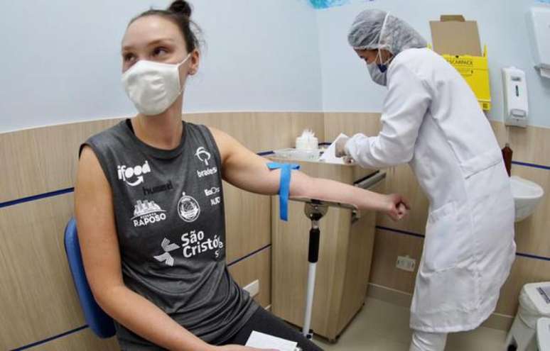 Roberta faz exame de sangue (João Pires/Fotojump)