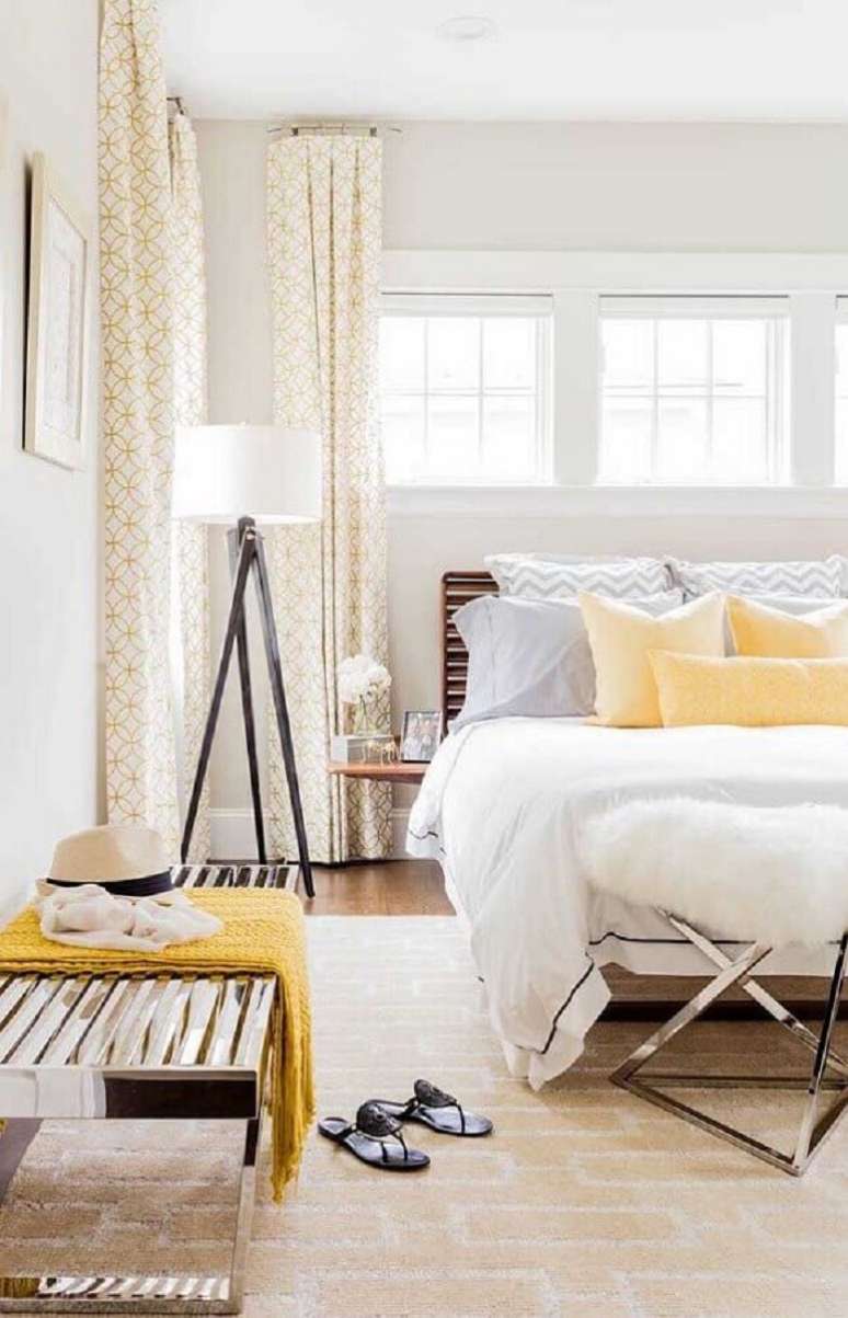 12. Abajur de chão para quarto de casal todo branco decorado com detalhes em amarelo – Foto: Pinterest