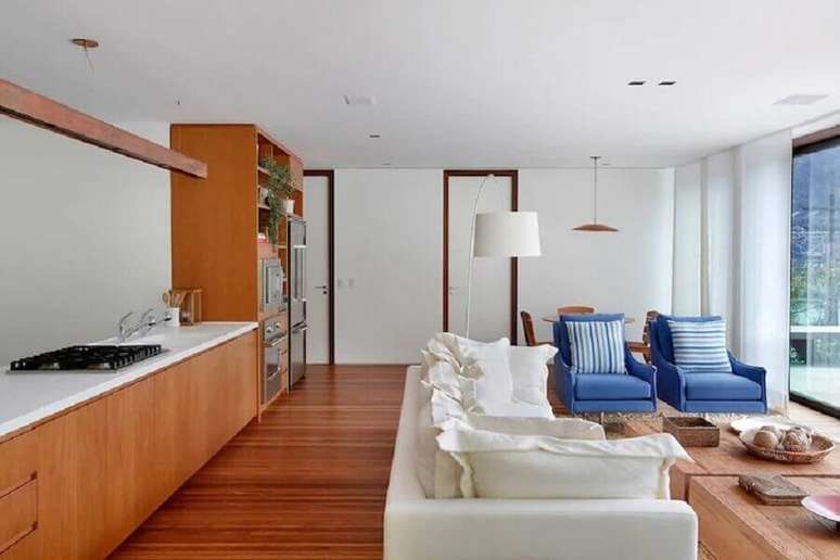 5. Abajur de chão para sala branca decorada com poltronas azuis – Foto: Jacobsen Arquitetura