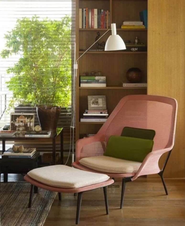 13. Cantinho de leitura decorado com poltrona rosa e abajur de chão moderno – Foto: Marina Linhares Interiores
