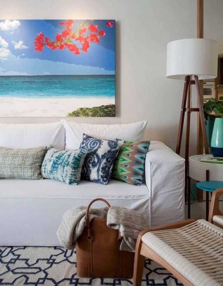17. Abajur de chão para sala com sofá branco e almofadas coloridas – Foto: Juliana Pippi