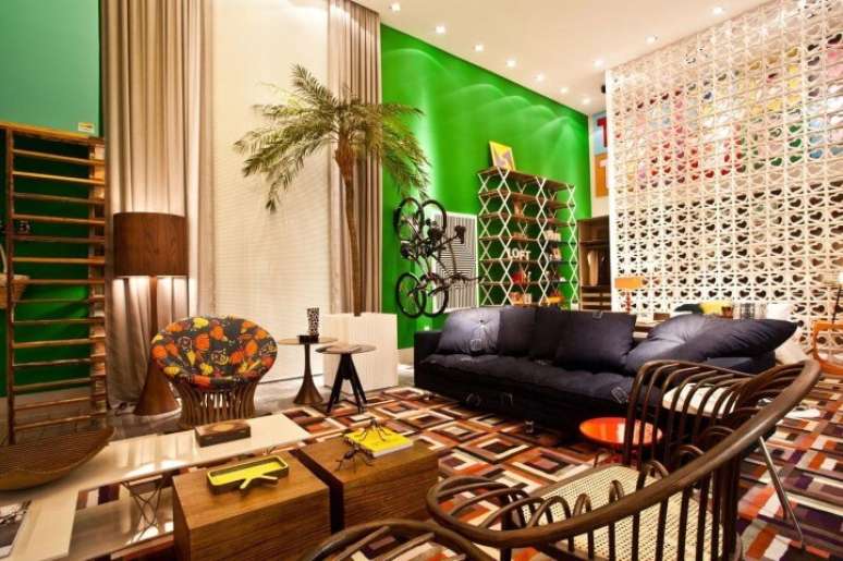 37. A sala &eacute; toda muito bem iluminada, d&aacute; para ver que foi feito um projeto para a ilumina&ccedil;&atilde;o do ambiente. Projeto de Juliana Pippi