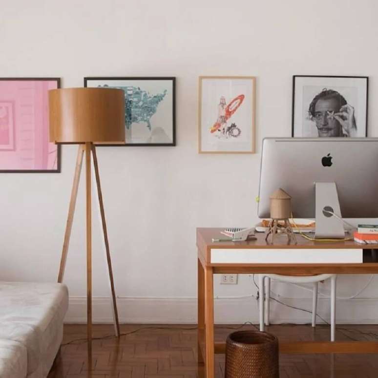 9. Home office decorado com abajur de chão madeira – Foto: Histórias de Casa