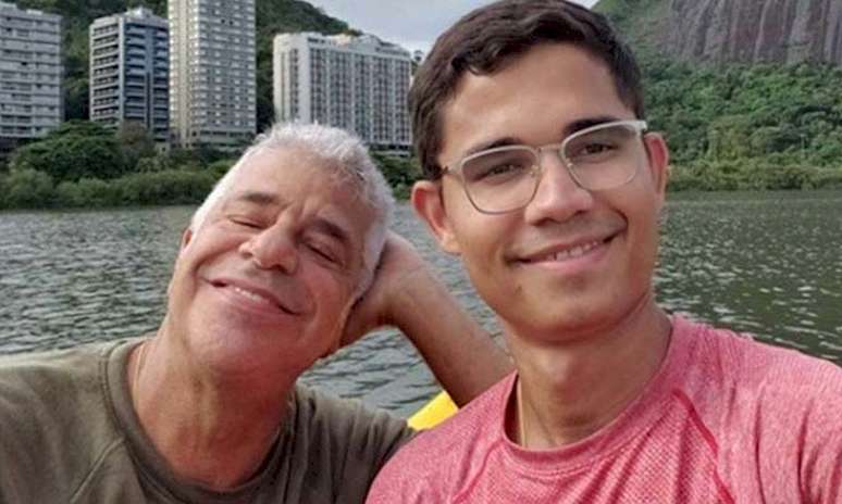 
Lulu Santos mant&eacute;m um relacionamento com Clebson Teixeira, por quem foi pedido em casamento no ano de 2019.