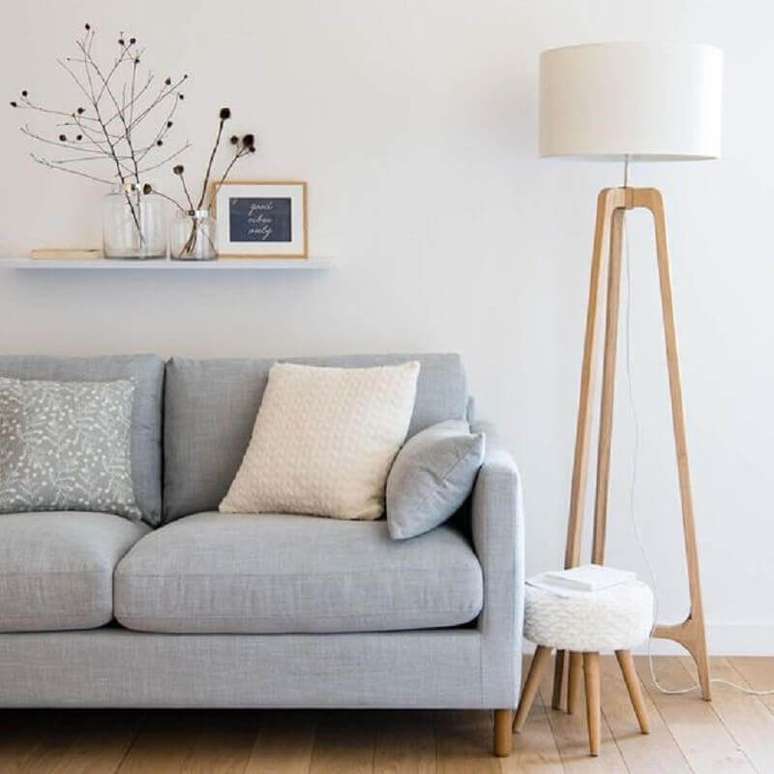32. Abajur de chão madeira para sala minimalista com sofá cinza – Foto: Maisons du Monde