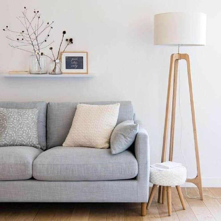 32. Abajur de ch&atilde;o madeira para sala minimalista com sof&aacute; cinza &ndash; Foto: Maisons du Monde