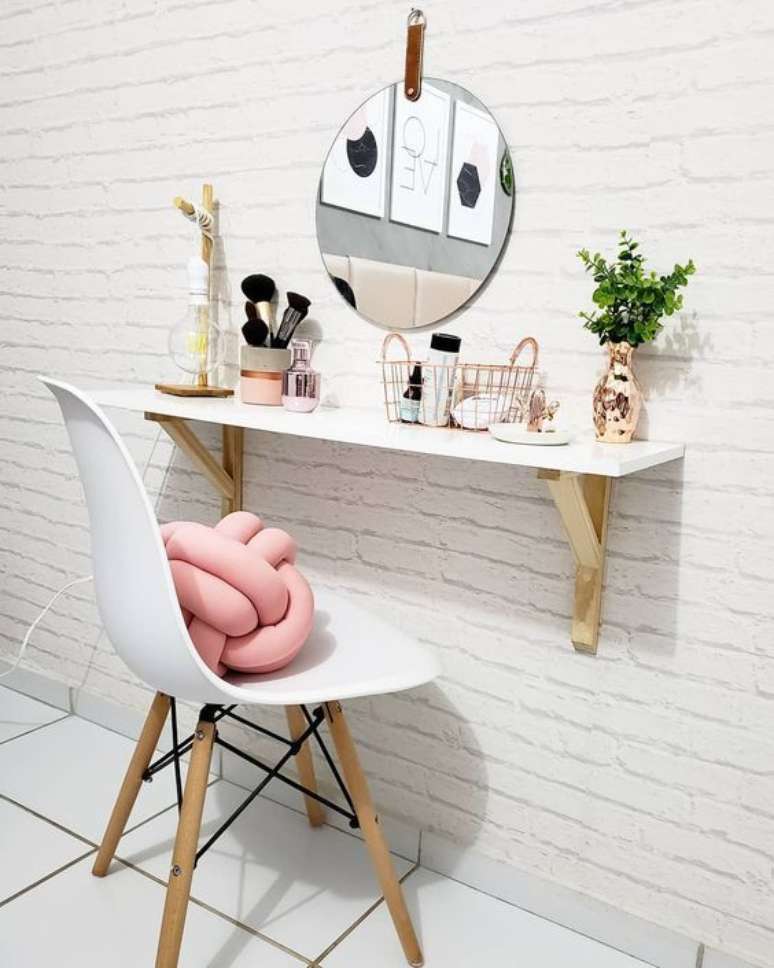 9. Penteadeira suspensa com cadeira branca e almofada rosa moderna – Via: Decorando sua casa