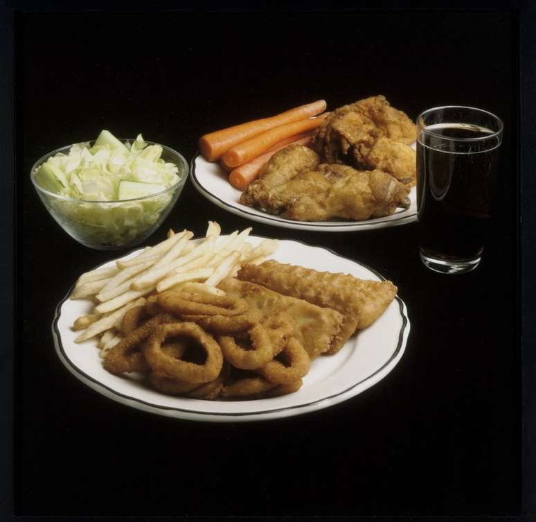 Refei&ccedil;&atilde;o com alface, cebola, batata frita, cenoura e nuggets de frango.
