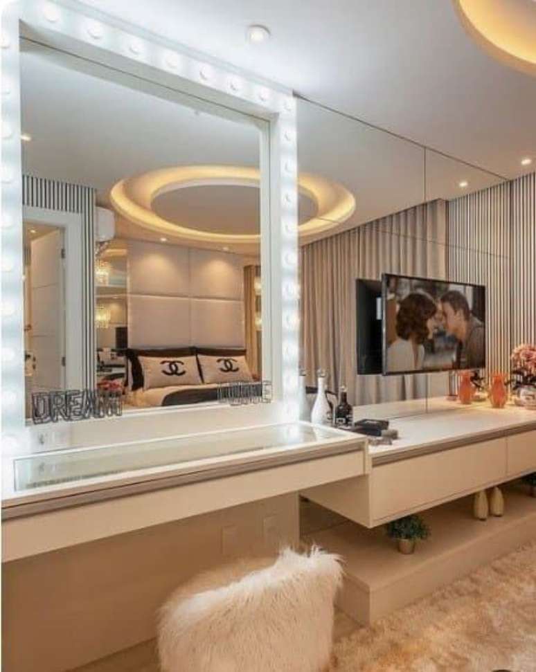 29. Penteadeira suspensa camarim no quarto planejado &ndash; Via: Vidracaria Show Glass