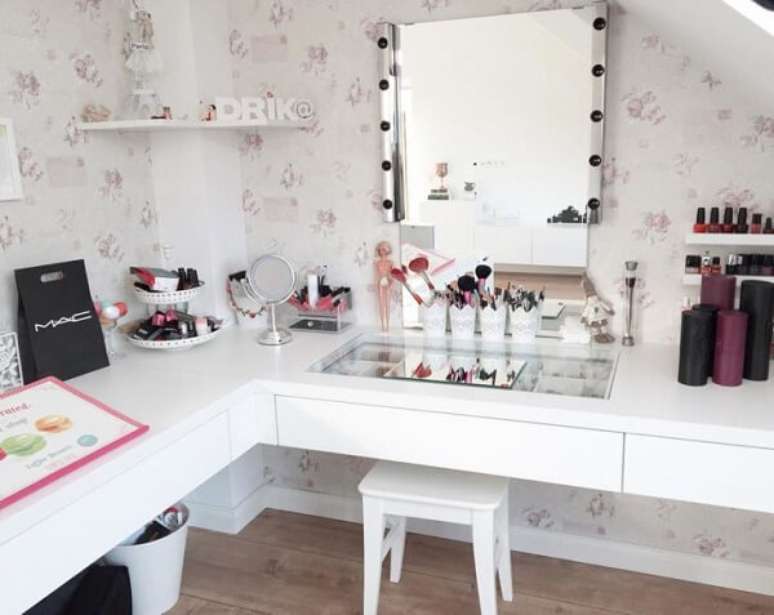 14. Penteadeira de canto com espelho de luz &ndash; Via: Drika Mateus