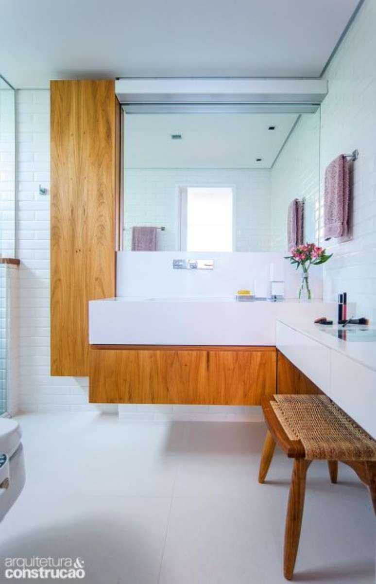 12. Banheiro com penteadeira suspensa sem espelho – Via: Arquitetura e Construção