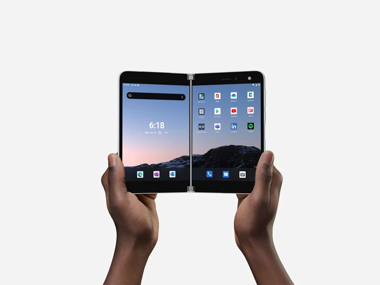 O smartphone Surface Duo, da Microsoft, marca o retorno da empresa de tecnologia ao mercado de aparelhos móveis