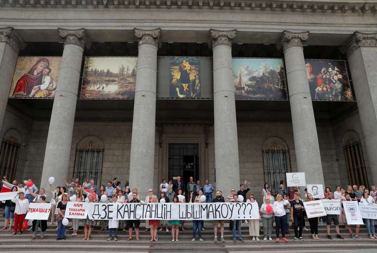 Protesto contra eleição, em frente ao Museu de Arte Nacional em Minsk, Belarus, com faixa em que se lê: Onde está Konstantin Shishmakov?
18/8/2020 REUTERS/Vasily Fedosenko