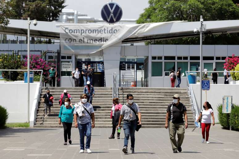 Trabalhadores em unidade da Volkswagen em Puebla, M&eacute;xico 
16/06/2020
REUTERS/Imelda Medina