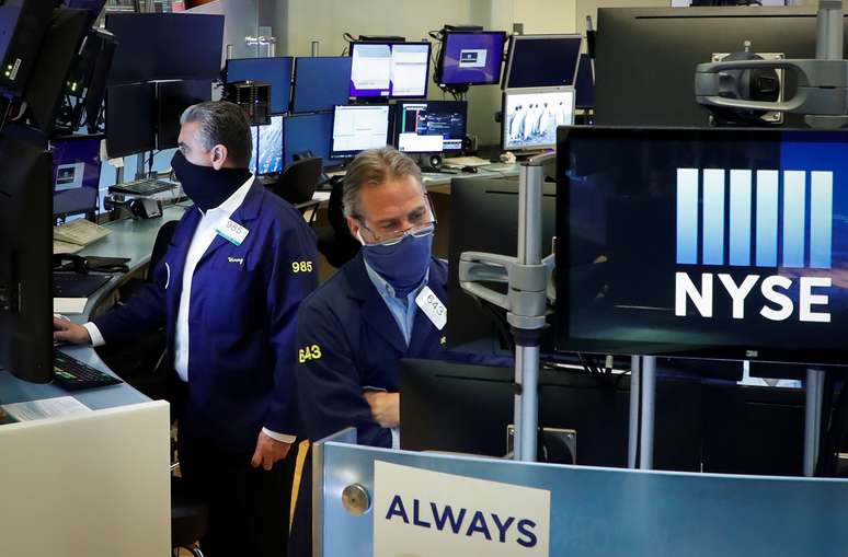 Operadores de máscaras trabalham no pregão da Bolsa de Valores de Nova York (NYSE), em 26 de maio de 2020 . REUTERS/Brendan McDermid