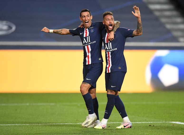 Neymar e Di Maria comemoram o segundo gol do PSG, na vitória de 3 x 0 sobre o Leipzig.