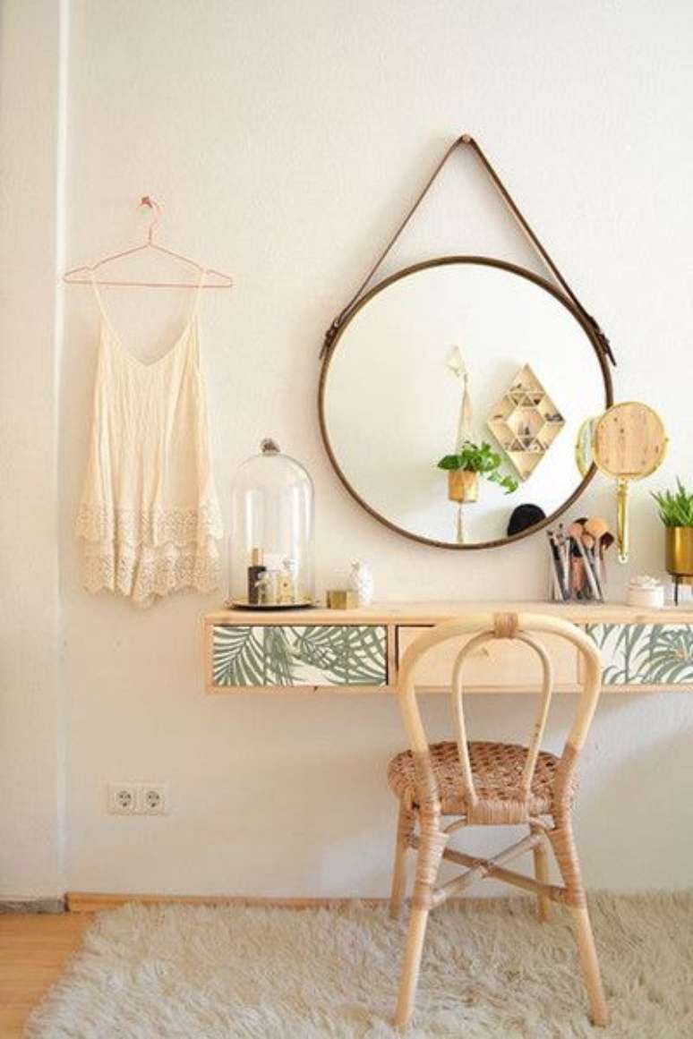 41. Penteadeira suspensa com espelho redondo &ndash; Via: Lonny