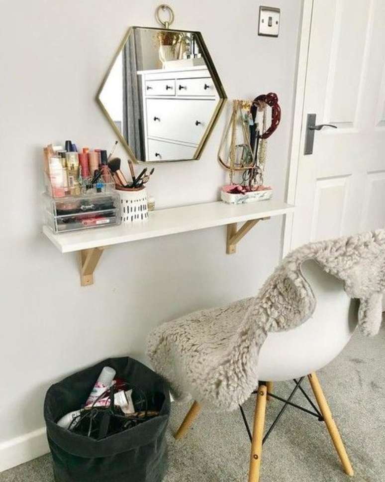 60. Penteadeira suspensa branca com espelho moderno – Via: Ikea