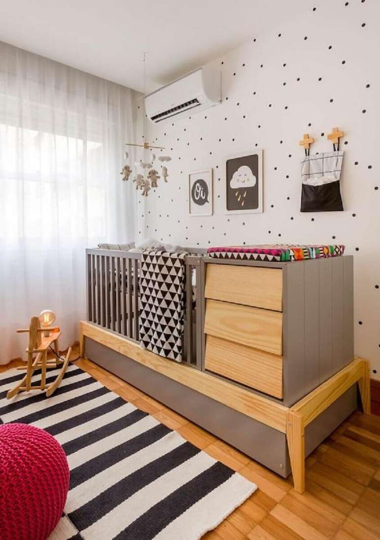 3. Invista em móveis funcionais para a decoração de quarto de bebê pequeno – Foto: MOOUI