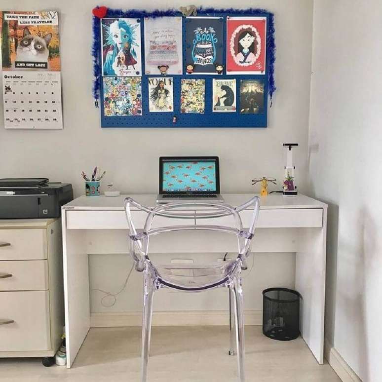 11. Home office simples decorado com cadeira allegra transparente – Foto: Simone Wai