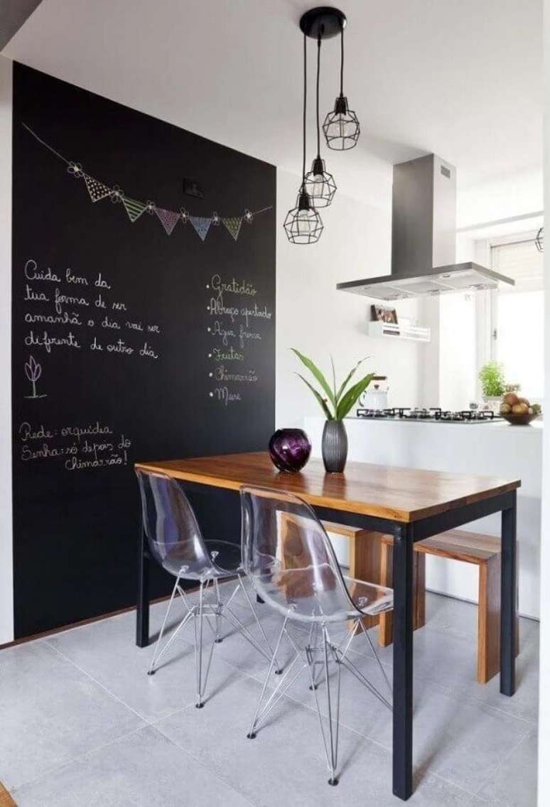 1. Aprenda como usar a cadeira transparente em vários ambientes de sua casa – Foto: Q19 Desing & Arquitetura
