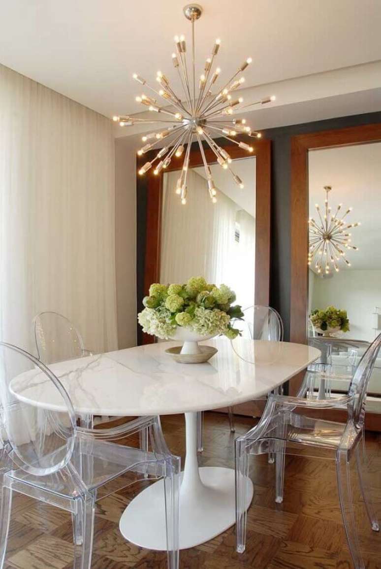 21. Cadeira transparente com braço para mesa de jantar branca oval – Foto: Houzz