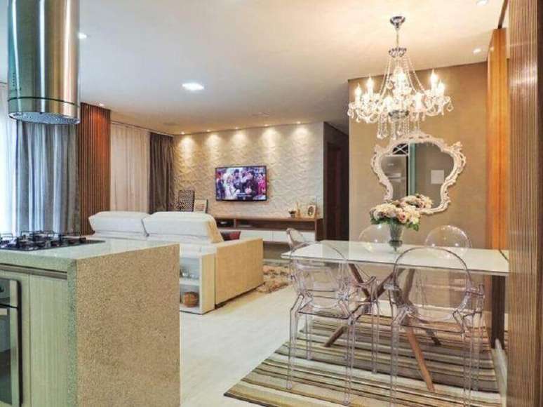 22. Apartamento com ambientes integrados decorado com cadeira de pl&aacute;stico transparente para mesa de jantar &ndash; Foto: Only Interiores