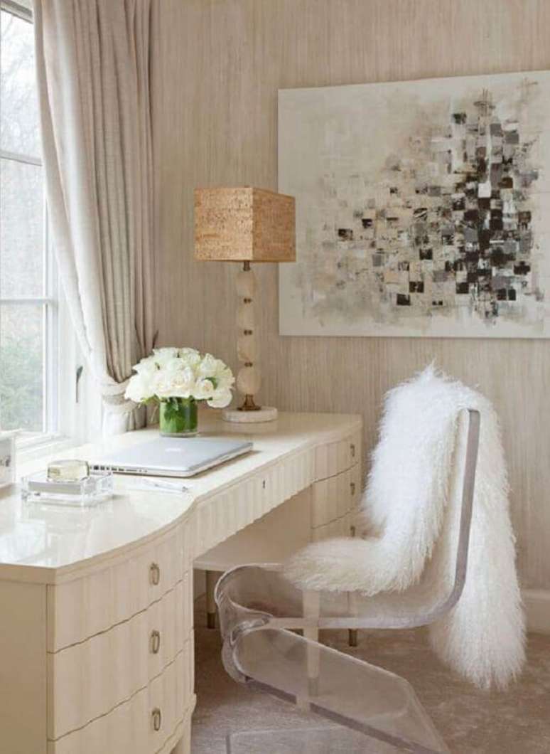 25. Penteadeira clássica decorada com moderna cadeira de acrílico transparente – Foto: Clear Home Design