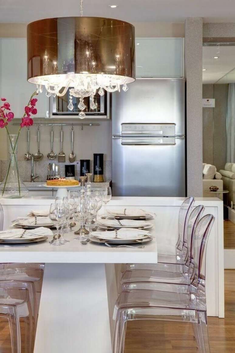 5. Decoração de cozinha americana com cadeira transparente em mesa de jantar integrada da bancada – Foto: Apartment Therapy
