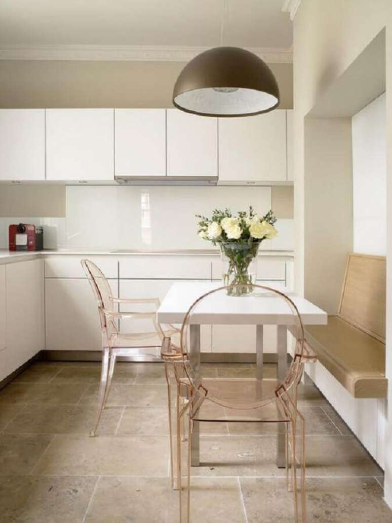28. Cadeira transparente para cozinha branca planejada – Foto: Pinterest