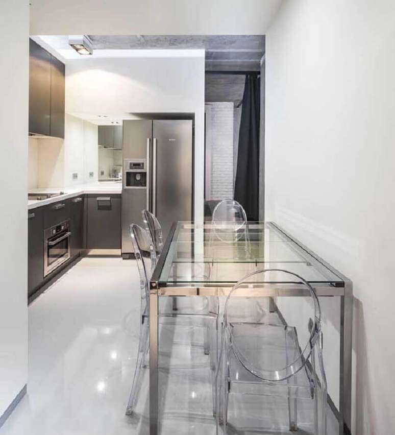 29. Decora&ccedil;&atilde;o moderna com cadeira transparente para cozinha com mesa de vidro &ndash; Foto: Houzz